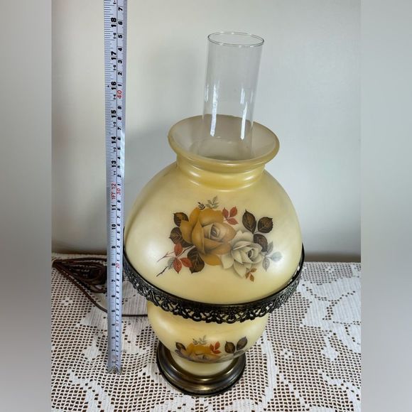 Vintage one way Hurricane glass table lamp || Gone with the wind table lamp || - Picture 10 of 12